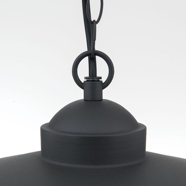 Detailansicht der Aufhängung einer schwarzen Pendelleuchte aus Metall mit Kettenglied und Ringbefestigung.