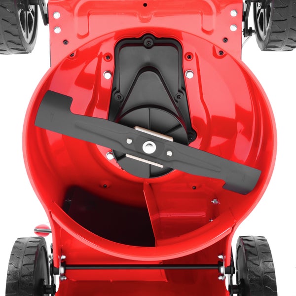 Unteransicht eines roten Rasenmähers mit schwarzem Messer