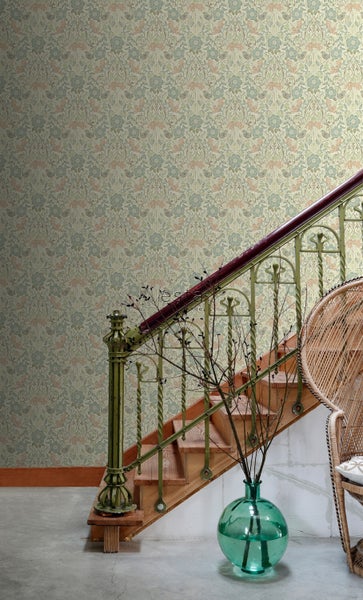 Szene mit gemusterter Tapete, Treppe und Dekoration für den Wohnraum