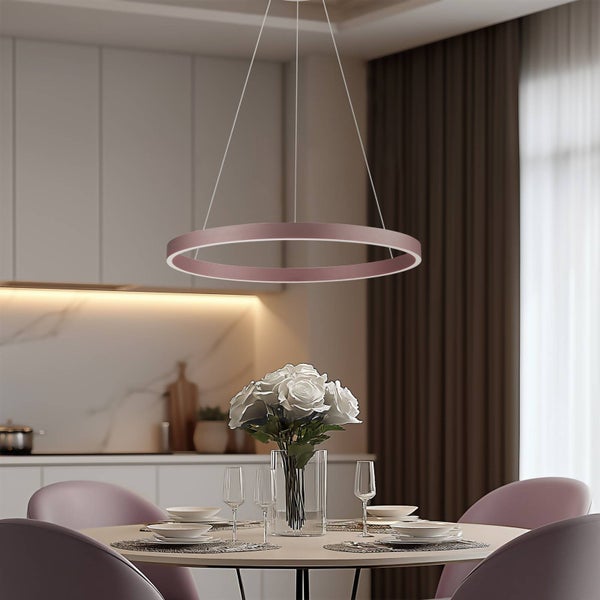 Moderne ringförmige LED-Pendelleuchte in Rosa über einem gedeckten Esstisch mit weißen Rosen und rosa Stühlen in einer hellen, modernen Küche.