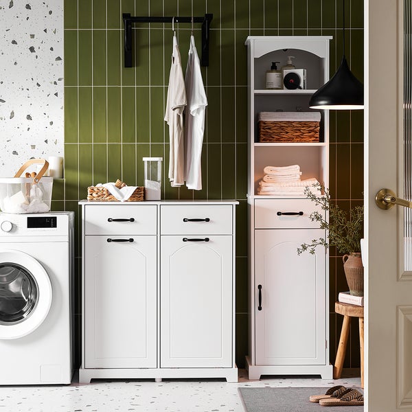 Heller Waschraum mit Waschmaschine, Wäscheschrank und Regal