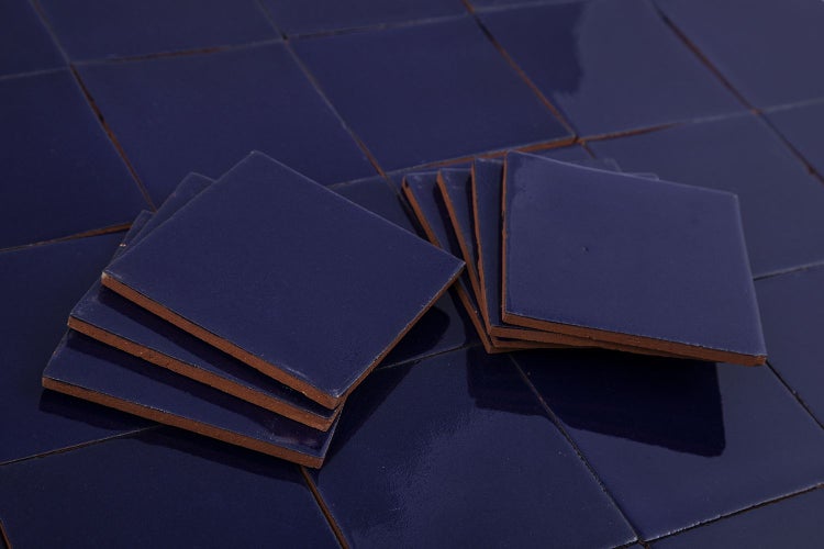 Quadratische, dunkelblaue Keramikfliesen im Detail.