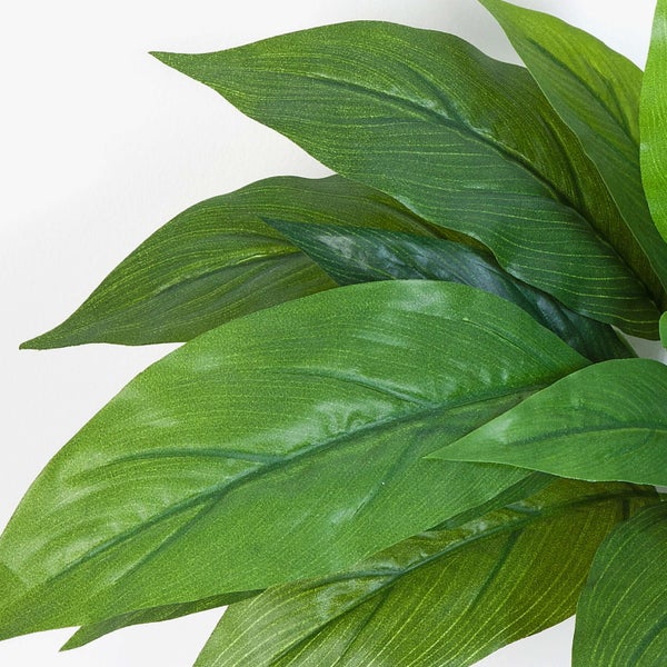 Detailaufnahme von künstlichen grünen Blättern einer Kunstpflanze mit sichtbarer Blattstruktur.