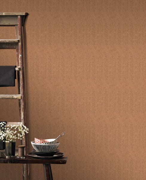 Textiltapete an Wand mit Dekorationen