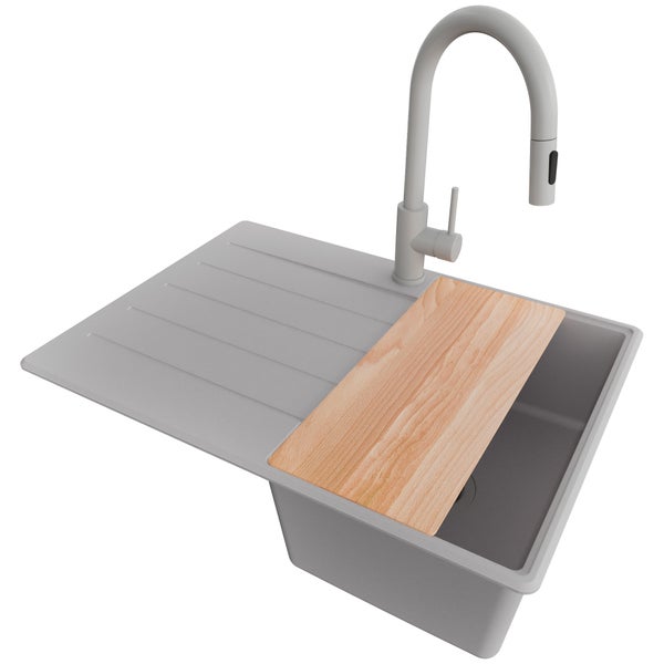 Spüle mit Abtropffläche, Wasserhahn und Schneidebrett