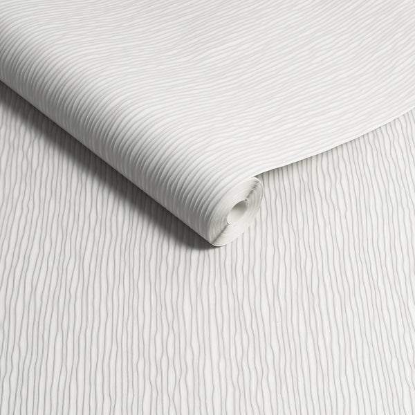 Wohnzimmer mit Sofa, Kissen, Decke, Tisch und dekorativem Raumteiler