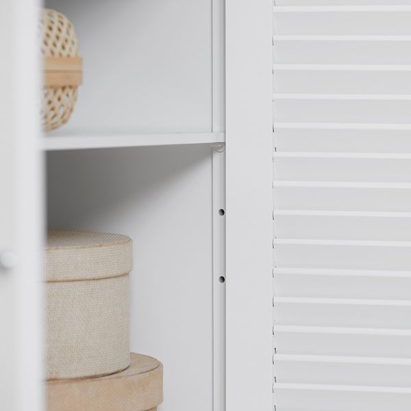 Detailansicht eines weißen Regalschranks mit Regalböden und Jalousietür