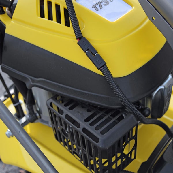 Detailansicht eines gelben und schwarzen Rasenmähers.