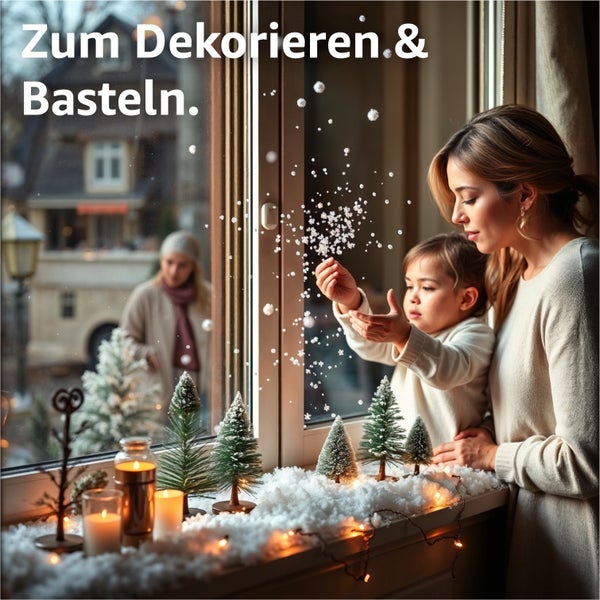 Dekoration und Bastelarbeit: Eine Mutter und ihr Kind dekorieren ein Fenster mit Miniaturweihnachtsbäumen, Kunstschnee, Kerzen und Lichtern für eine gemütliche Winteratmosphäre.
