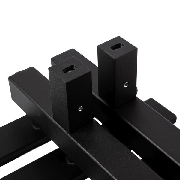 Detailaufnahme einer schwarzen Metallhalterung aus Vierkantrohren mit Montageöffnungen.