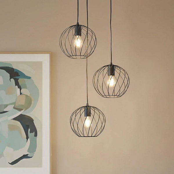 Drei Pendelleuchten mit kugelförmigem Drahtgeflecht und Glühbirnen