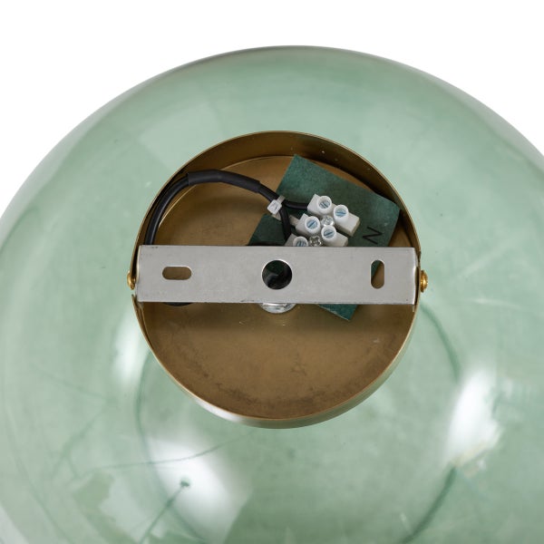 Detailansicht einer Pendelleuchte mit Metallaufhängung und elektrischen Anschlüssen