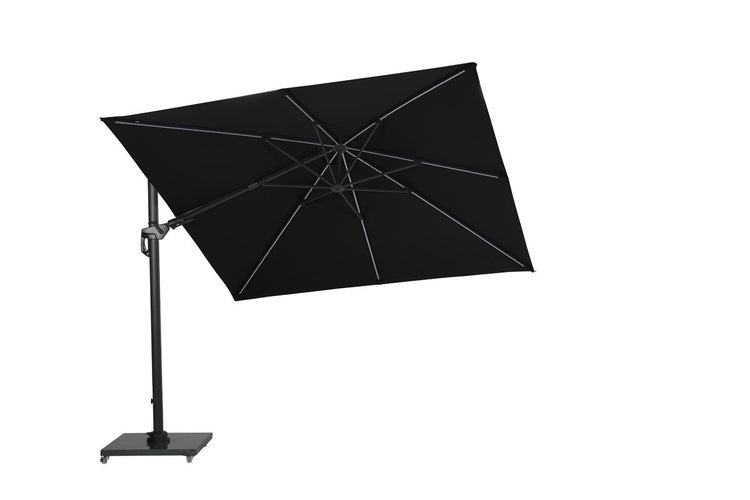 Schwarzer Ampelschirm, quadratisch, mit LED-Beleuchtung an den Streben und rollbarem Standfuß.
