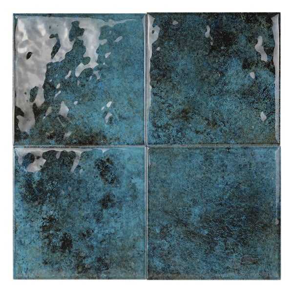 Quadratische Wandfliesen mit glasierter Oberfläche und strukturierter Optik in blauem Farbverlauf.