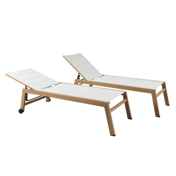 Sonnenliege mit Holzgestell, weißer Textilbespannung, Rollen und verstellbarer Rückenlehne.