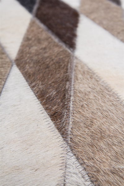 Patchwork-Teppich aus Leder mit Rautenmuster und Farbverlauf.