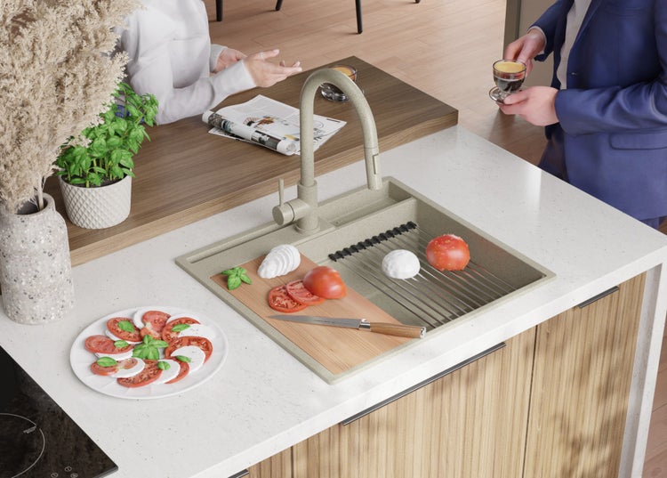 Küchenszene mit Spüle, Armatur, Schneidebrett, Tomaten, Mozzarella und Basilikum auf einer Arbeitsplatte