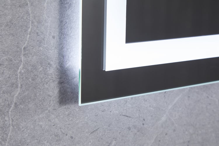 Detailaufnahme eines beleuchteten Spiegels mit rechteckigem Design