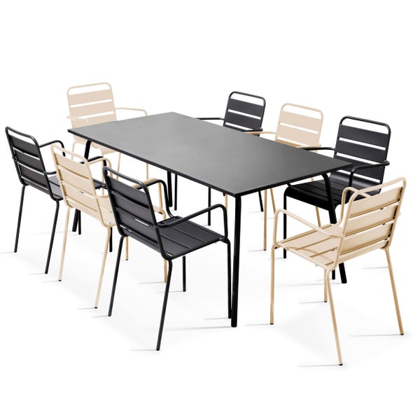 Gartenmöbel-Set mit schwarzem rechteckigem Metalltisch und acht schwarzen und beigen Stühlen mit Armlehnen und Lattendesign.
