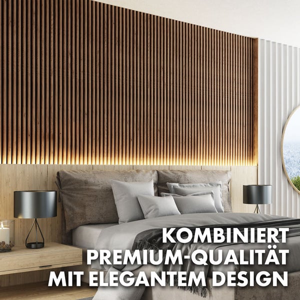 Schlafzimmer mit Wandpaneelen aus Holz und indirekter Beleuchtung