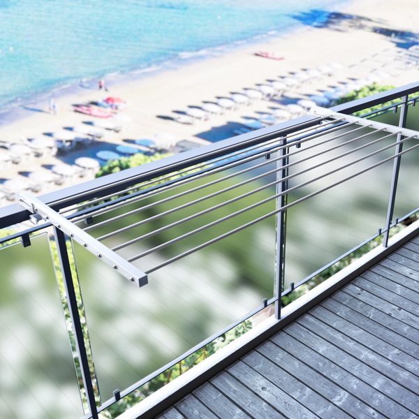 Wäscheständer auf Balkon mit Meerblick