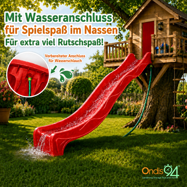 Rote Wellenrutsche mit Wasseranschluss an einem Holzbaumhaus im Garten. Wasser fließt die Rutsche hinunter. Ondis24 Logo.