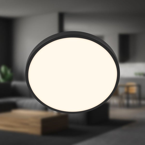 Runde LED Deckenleuchte mit schmalem Rahmen in einem modernen Wohnzimmer
