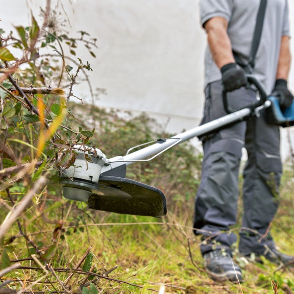 Demontage des Messers an einem Rasentrimmer der Marke Bosch