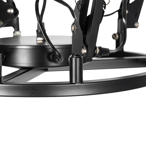 Detailaufnahme einer Deckenleuchte mit schwarzen Metallelementen