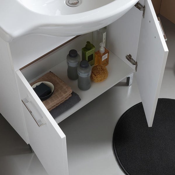 Waschbeckenunterschrank mit geöffneten Türen und Badutensilien im Regal