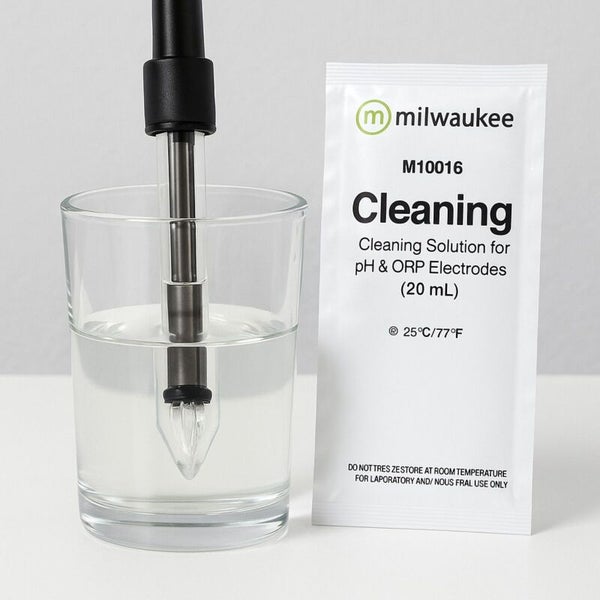 Reinigungslösung für pH- und ORP-Elektroden mit Elektrode im Glas und Milwaukee Logo.