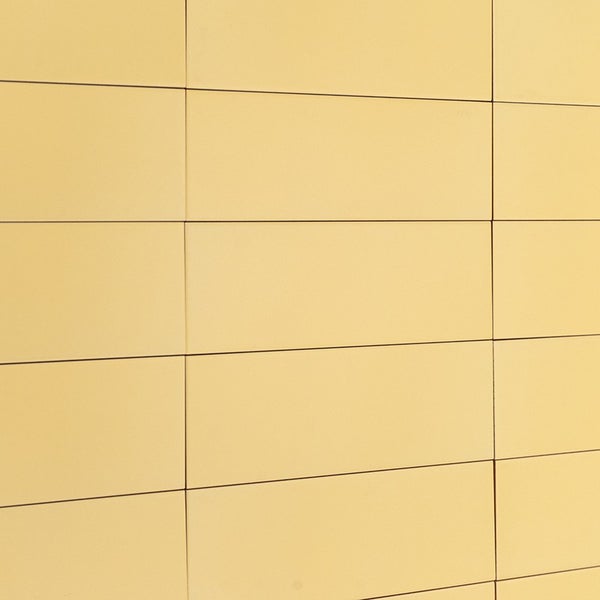 Wandfliesen im Rechteckformat mit glatter Oberfläche in einem Verband verlegt