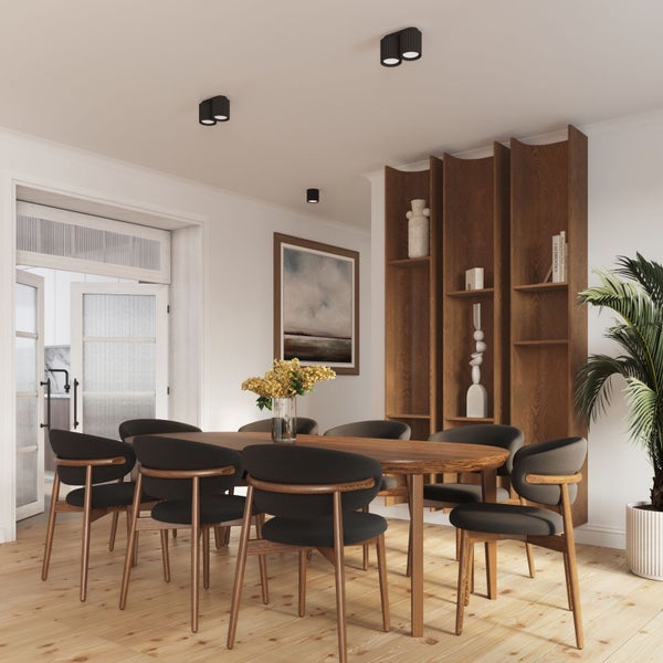 Helles, modernes Esszimmer mit ovalem Holztisch, schwarzen Polsterstühlen, hohem Holzregal, Echtholzparkett und schwarzen Deckenleuchten.