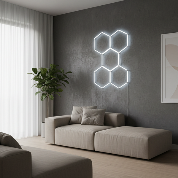 Wohnzimmer mit modularen Sofas und sechseckiger LED Wandleuchte