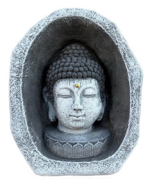 Buddha-Kopf in einer ovalen Felsnische aus Kunststein, asiatische Gartendekoration.