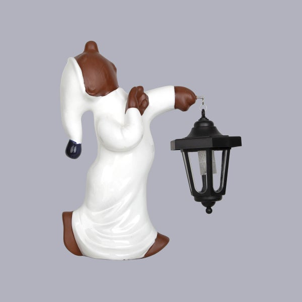 Gartenfigur in Form einer Figur mit Schlafmütze und Solar-Laterne.