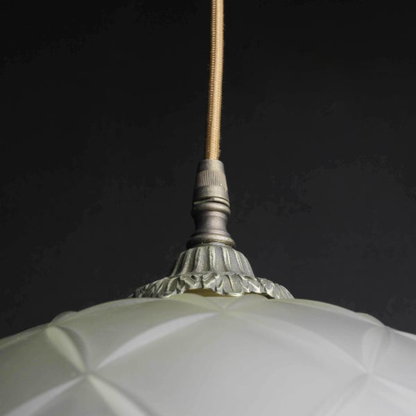 Detailaufnahme einer Hängeleuchte mit Textilkabel und Glasschirm