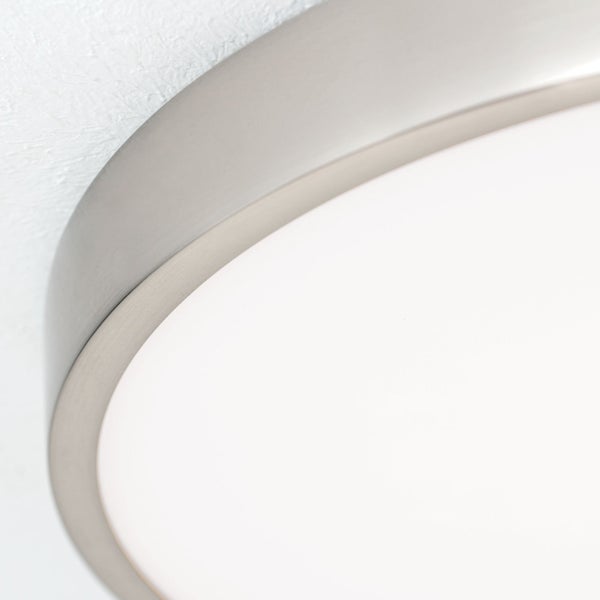 Detailaufnahme einer runden Lampe mit Metalleinfassung