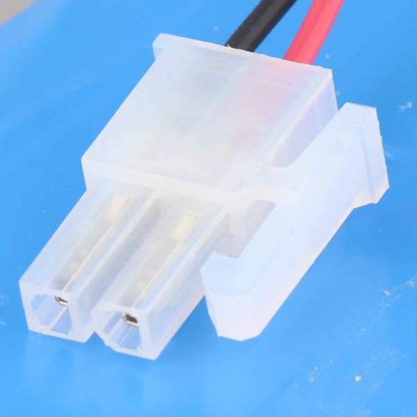 Kunststoff Steckerverbinder mit zwei Kabeln fuer elektrische Anwendungen