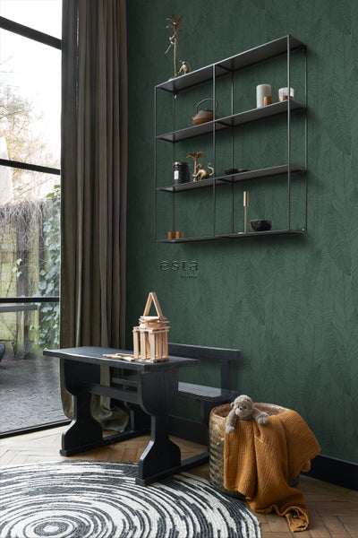 Helles Zimmer mit dunklem Holztisch, Regal und gemusterter Tapete