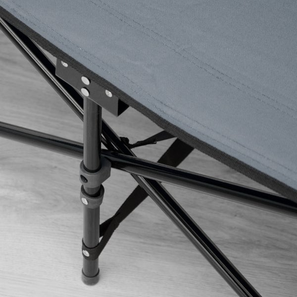 Detailansicht eines Campingstuhls mit Stahlrahmen und Stoffbezug