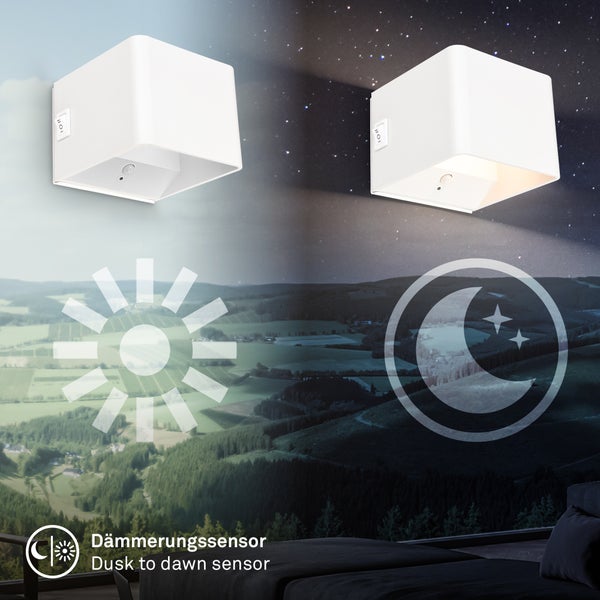 Quadratische weiße Wandleuchte mit Dämmerungssensor, die sich bei Dunkelheit automatisch einschaltet.