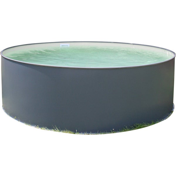 Rundes Stahlwandbecken gefüllt mit Wasser