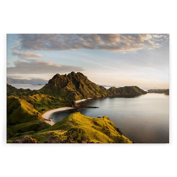 Wandbild mit einer Panoramaaufnahme der Hügellandschaft von Padar Island mit Strand und Meer bei Sonnenaufgang.