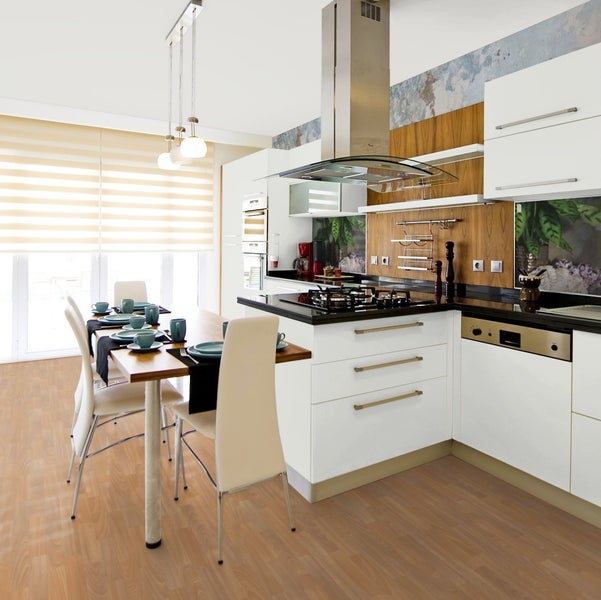 Helle Küche mit Essbereich, weißen Schränken, Dunstabzugshaube und Holzboden