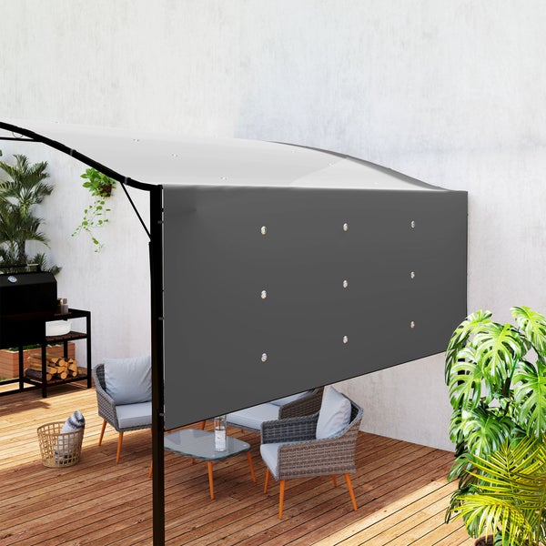 Graue Seitenwand mit Ösen für Pergola auf einer Holzterrasse mit modernen Gartenmöbeln aus Geflecht, Pflanzen und Grillstation.