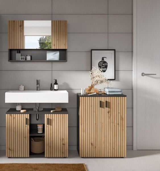 Moderne Badmöbel-Set in Holzoptik mit vertikalen Lamellen, bestehend aus Waschbeckenunterschrank, weißem Waschtisch, Spiegelschrank und Seitenschrank.
