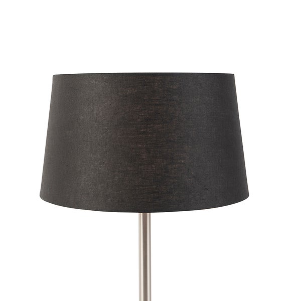 Schwarzer Stoff-Lampenschirm in runder, konischer Form auf einem silberfarbenen Metallfuß.