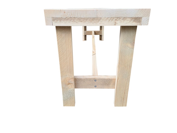 Holztisch mit massivem Design