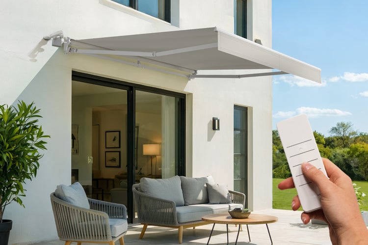 Terrasse mit Markise, Sitzmöbeln und Handbedienung